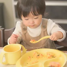 子どもが食器を使う様子